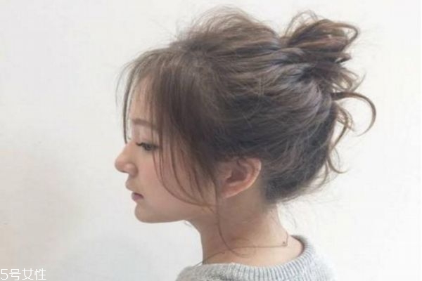 一分鐘懶人盤(pán)發(fā)丸子頭 高聳簡(jiǎn)單丸子頭扎法