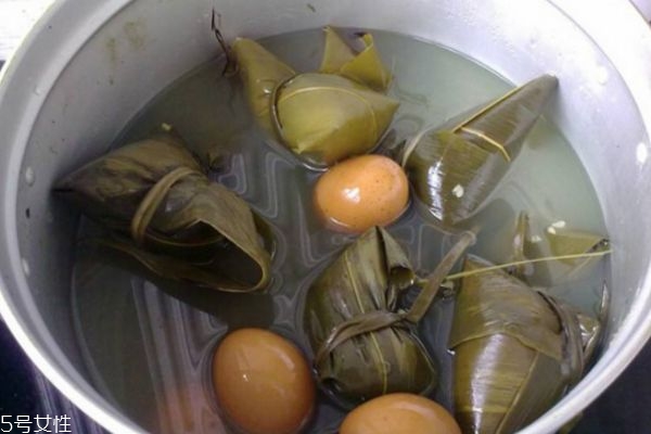 甜粽子和咸粽子可以一起煮嗎 甜粽子好吃還是咸粽子好吃 甜粽子和咸粽子可以一起煮嗎 甜粽子好吃還是咸粽子好吃