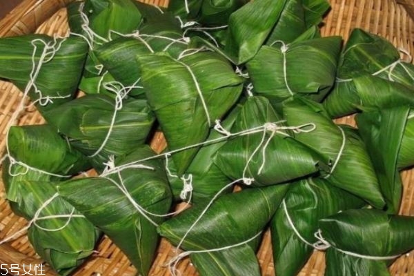 蒸粽子需要多長時(shí)間 粽子是蒸還是煮 蒸粽子需要多長時(shí)間 粽子是蒸還是煮