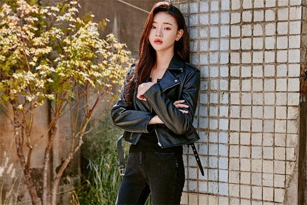 皮衣配什么打底衫好看 春季皮衣穿搭指南 皮衣配什么打底衫好看 春季皮衣穿搭指南