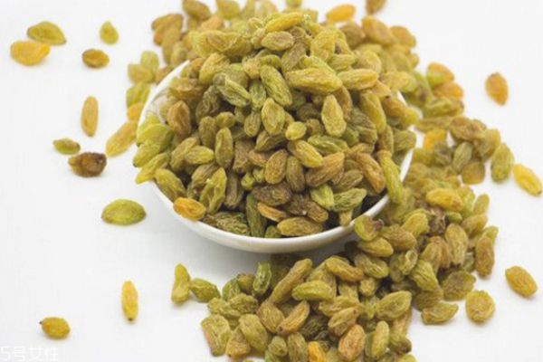葡萄干生蟲了如何處理 葡萄干的吃法及功效 葡萄干生蟲了如何處理 葡萄干的吃法及功效
