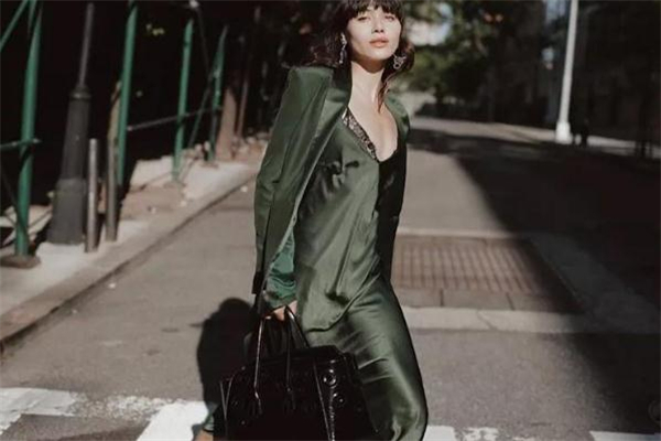 緞面連衣裙搭什么外套 秒變時尚達人