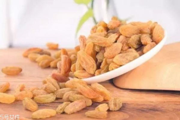 葡萄干生蟲了如何處理 葡萄干的吃法及功效 葡萄干生蟲了如何處理 葡萄干的吃法及功效