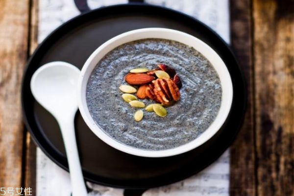 每天喝黑芝麻糊有什么好處 黑芝麻糊的營養(yǎng)價(jià)值 每天喝黑芝麻糊有什么好處 黑芝麻糊的營養(yǎng)價(jià)值