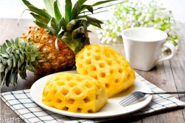 吃菠蘿為什么要泡鹽水 鳳梨和菠蘿的區(qū)別 吃菠蘿為什么要泡鹽水 鳳梨和菠蘿的區(qū)別