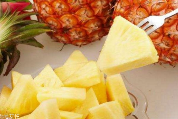 吃菠蘿為什么要泡鹽水 鳳梨和菠蘿的區(qū)別 吃菠蘿為什么要泡鹽水 鳳梨和菠蘿的區(qū)別