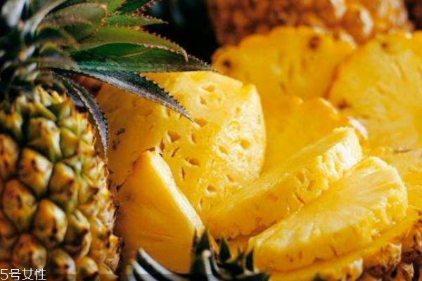 吃菠蘿為什么要泡鹽水 鳳梨和菠蘿的區(qū)別 吃菠蘿為什么要泡鹽水 鳳梨和菠蘿的區(qū)別