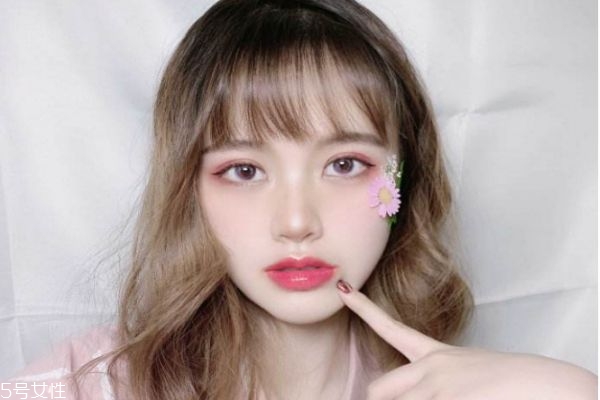 先畫(huà)眼妝還是先戴美瞳 先戴美瞳還是先化眼妝 先畫(huà)眼妝還是先戴美瞳 先戴美瞳還是先化眼妝