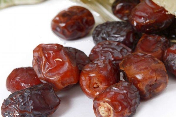 椰棗的價(jià)格多少錢(qián)一斤 椰棗到底是椰子還是棗