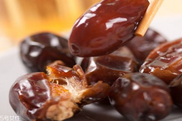 椰棗的價(jià)格多少錢(qián)一斤 椰棗到底是椰子還是棗