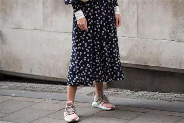 運(yùn)動(dòng)鞋配什么裙子好看 最新街拍搭配 運(yùn)動(dòng)鞋配什么裙子好看 最新街拍搭配