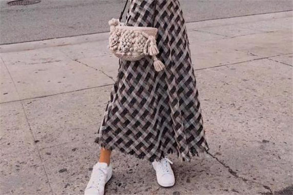 運(yùn)動(dòng)鞋配什么裙子好看 最新街拍搭配 運(yùn)動(dòng)鞋配什么裙子好看 最新街拍搭配