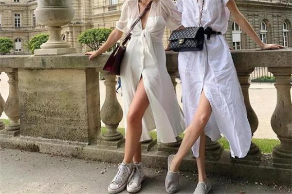 運(yùn)動(dòng)鞋配什么裙子好看 最新街拍搭配 運(yùn)動(dòng)鞋配什么裙子好看 最新街拍搭配