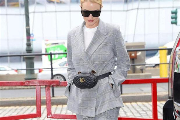 腰包配什么衣服好看 腰包的花式搭配 腰包配什么衣服好看 腰包的花式搭配