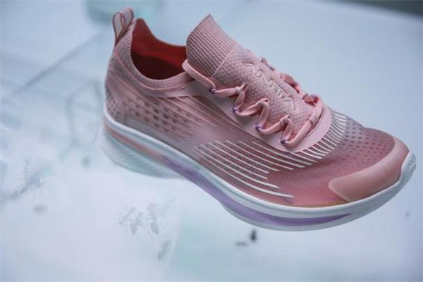 安踏氫跑鞋是什么意思 安踏flashlite科技跑鞋 安踏氫跑鞋是什么意思 安踏flashlite科技跑鞋