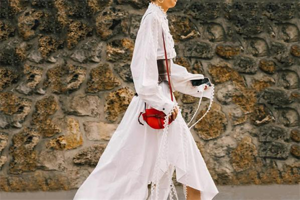 白色襯衫裙怎么搭配 春季時(shí)髦單品 白色襯衫裙怎么搭配 春季時(shí)髦單品