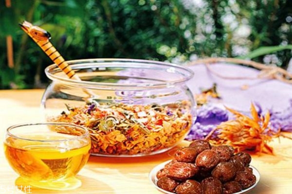 蜜棗和什么泡水喝好 蜜棗搭配它們泡水喝 蜜棗和什么泡水喝好 蜜棗搭配它們泡水喝