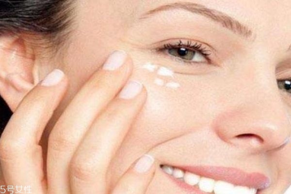 臉上起皮用什么護膚品 去掉臉上干皮小妙招 臉上起皮用什么護膚品 去掉臉上干皮小妙招