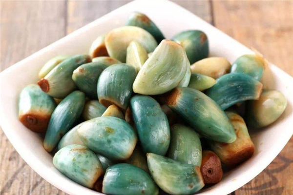 醋泡大蒜為什么會變綠 屬于正?，F(xiàn)象