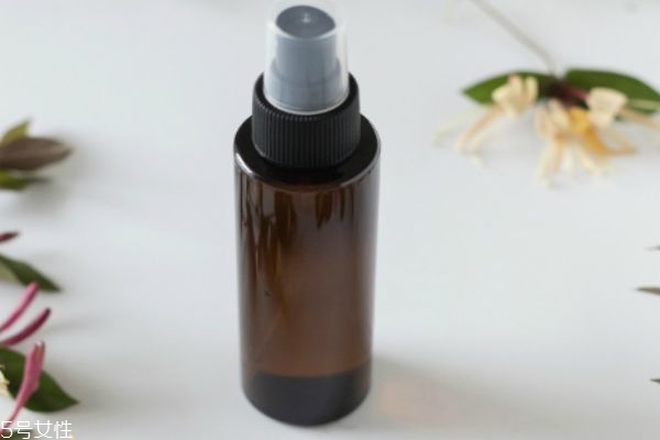 純露可以護(hù)發(fā)嗎 純露噴頭發(fā)需要稀釋么 純露可以護(hù)發(fā)嗎 純露噴頭發(fā)需要稀釋么