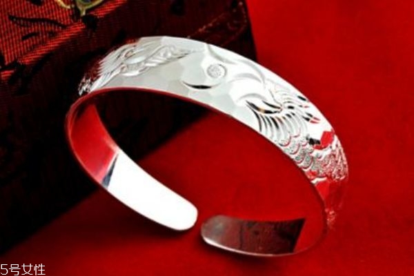 純銀可以帶著洗澡嗎 銀器變黑了是因?yàn)榕哦締? alt=