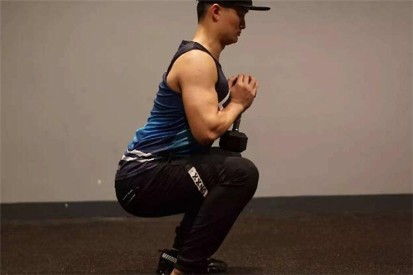 高腳杯深蹲練哪里的肌肉 高腳杯深蹲標準姿勢 高腳杯深蹲練哪里的肌肉 高腳杯深蹲標準姿勢