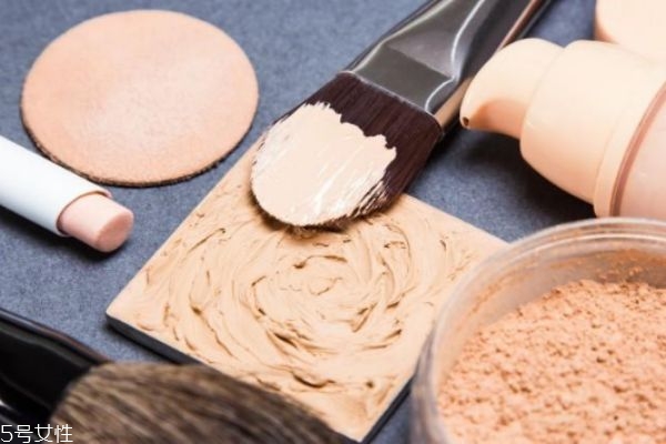 臉上脫妝浮粉怎么補(bǔ)救 脫妝和浮粉的區(qū)別 臉上脫妝浮粉怎么補(bǔ)救 脫妝和浮粉的區(qū)別