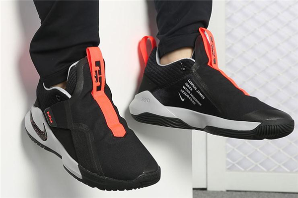 耐克pg3和使節(jié)11哪個(gè)好 使節(jié)11和pg3對(duì)比測(cè)評(píng) 耐克pg3和使節(jié)11哪個(gè)好 使節(jié)11和pg3對(duì)比測(cè)評(píng)