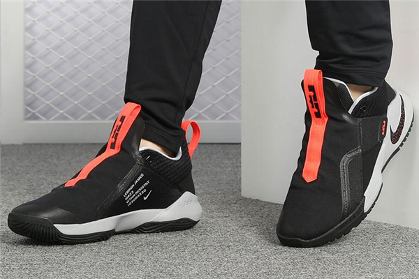 耐克pg3和使節(jié)11哪個(gè)好 使節(jié)11和pg3對(duì)比測(cè)評(píng) 耐克pg3和使節(jié)11哪個(gè)好 使節(jié)11和pg3對(duì)比測(cè)評(píng)