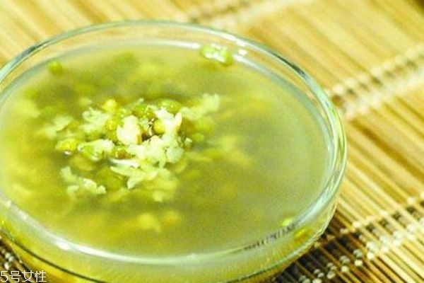 綠豆湯煮多久最解毒 半個(gè)小時(shí)以上 綠豆湯煮多久最解毒 半個(gè)小時(shí)以上