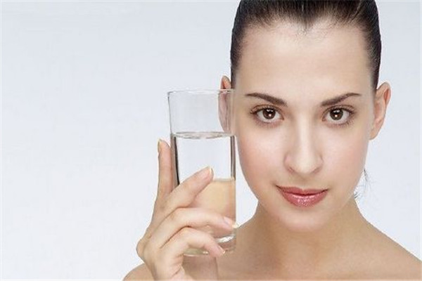 睡覺(jué)前喝水好嗎 什么時(shí)候喝水好 睡覺(jué)前喝水好嗎 什么時(shí)候喝水好