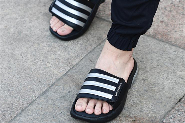阿迪達斯拖鞋能沾水嗎 當心會發(fā)臭