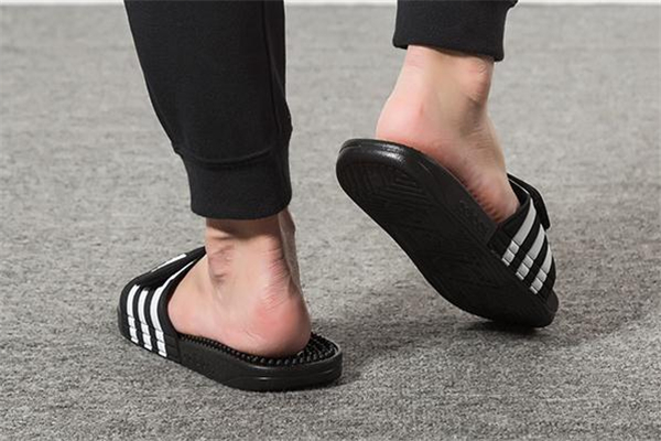 阿迪達斯拖鞋能沾水嗎 當心會發(fā)臭