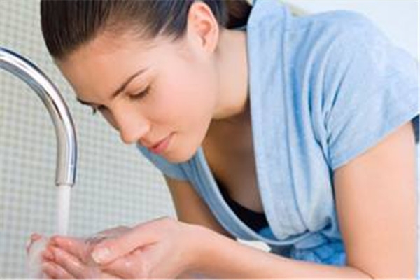 睡前不洗臉好嗎 洗臉的方法 睡前不洗臉好嗎 洗臉的方法