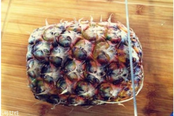 菠蘿怎么切好看擺果盤 菠蘿果盤切法 菠蘿怎么切好看擺果盤 菠蘿果盤切法