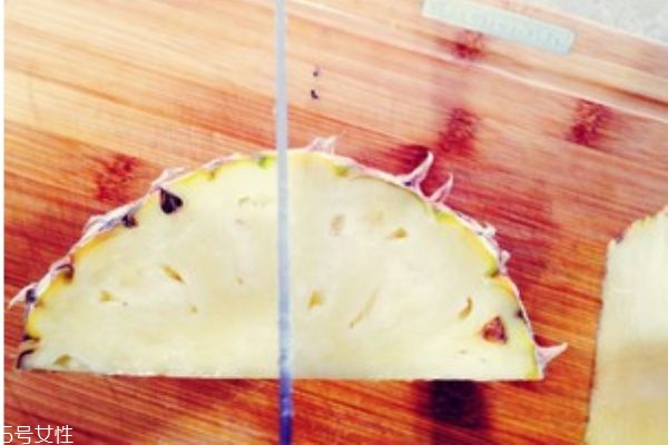 菠蘿怎么切好看擺果盤 菠蘿果盤切法 菠蘿怎么切好看擺果盤 菠蘿果盤切法