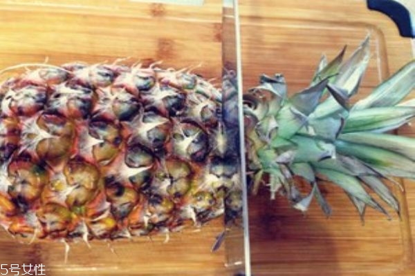 菠蘿怎么切好看擺果盤 菠蘿果盤切法 菠蘿怎么切好看擺果盤 菠蘿果盤切法