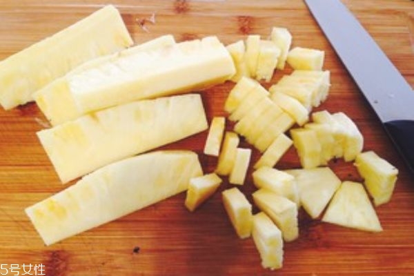 菠蘿怎么切好看擺果盤 菠蘿果盤切法 菠蘿怎么切好看擺果盤 菠蘿果盤切法