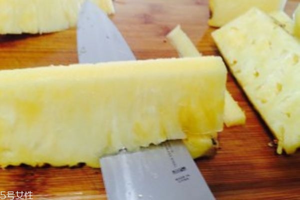 菠蘿怎么切好看擺果盤 菠蘿果盤切法 菠蘿怎么切好看擺果盤 菠蘿果盤切法