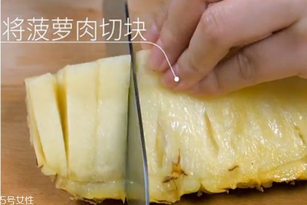 菠蘿怎么切好看擺果盤 菠蘿果盤切法 菠蘿怎么切好看擺果盤 菠蘿果盤切法
