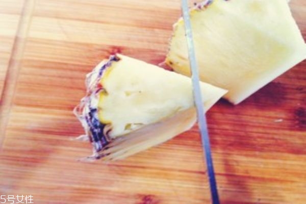 菠蘿怎么切好看擺果盤 菠蘿果盤切法 菠蘿怎么切好看擺果盤 菠蘿果盤切法