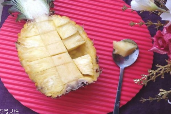 菠蘿怎么切好看擺果盤 菠蘿果盤切法 菠蘿怎么切好看擺果盤 菠蘿果盤切法