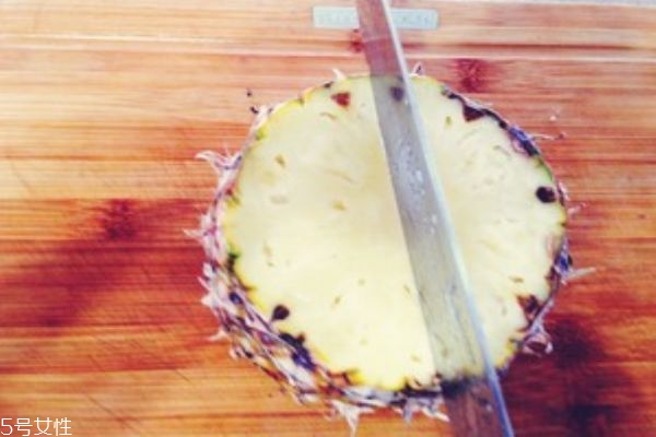 菠蘿怎么切好看擺果盤 菠蘿果盤切法 菠蘿怎么切好看擺果盤 菠蘿果盤切法