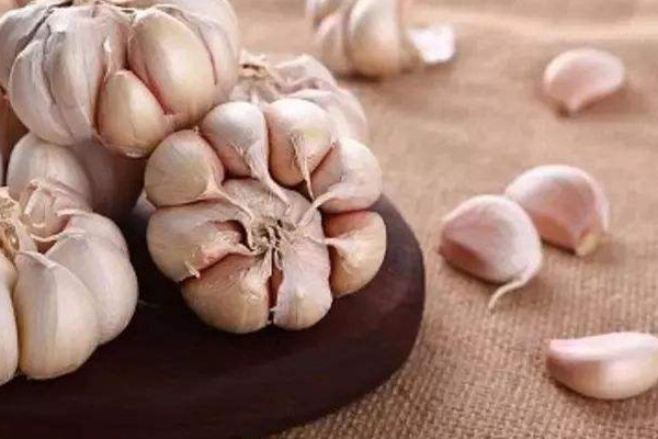 大蒜可以去眼袋嗎 眼袋怎么去 大蒜可以去眼袋嗎 眼袋怎么去