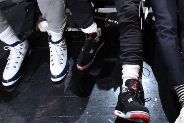 aj4黑紅復(fù)刻2019開箱測評 aj4黑紅復(fù)刻做工