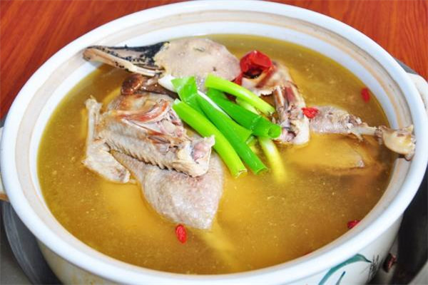 老鴨湯的功效與作用 老鴨湯好嗎 老鴨湯的功效與作用 老鴨湯好嗎