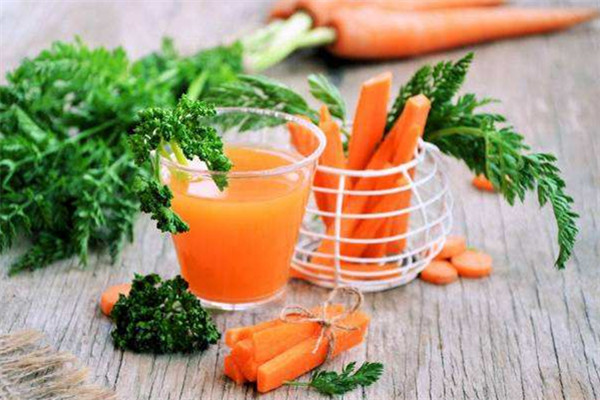 胡蘿卜可以和西紅柿一起吃嗎 胡蘿卜的營(yíng)養(yǎng)價(jià)值 胡蘿卜可以和西紅柿一起吃嗎 胡蘿卜的營(yíng)養(yǎng)價(jià)值