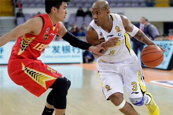 打籃球怎么練運球節(jié)奏 運球過人技巧 打籃球怎么練運球節(jié)奏 運球過人技巧