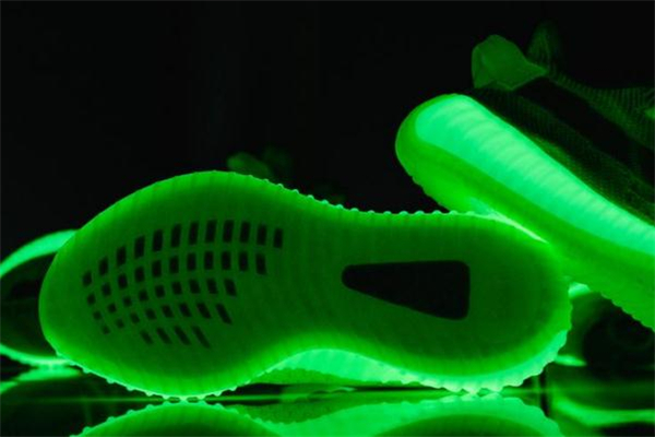 yeezy 350夜光底貨量 椰子350夜光效果 yeezy 350夜光底貨量 椰子350夜光效果