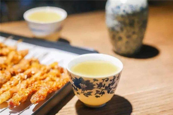 黃酒和花雕酒的區(qū)別 制作原料不一樣 黃酒和花雕酒的區(qū)別 制作原料不一樣